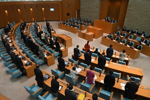 県議の海外視察などを賛成多数で可決した県議会＝12日午前、県議会本会議場