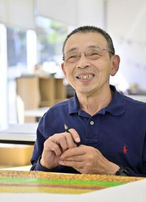 色鉛筆で山の絵を描く千葉広和さん=2023年10月、仙台市