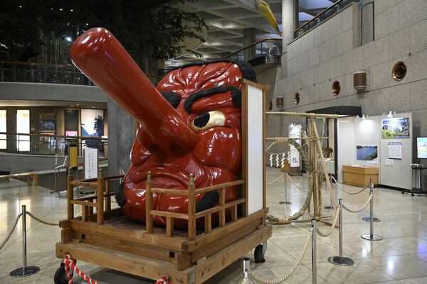 長い鼻や大きさが目を引く大天狗面