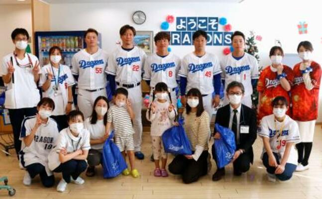 名古屋市内の病院を訪れ、子どもたちと交流した中日・大島(後列中央)ら=8日