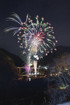 川治温泉街で打ち上げられる花火