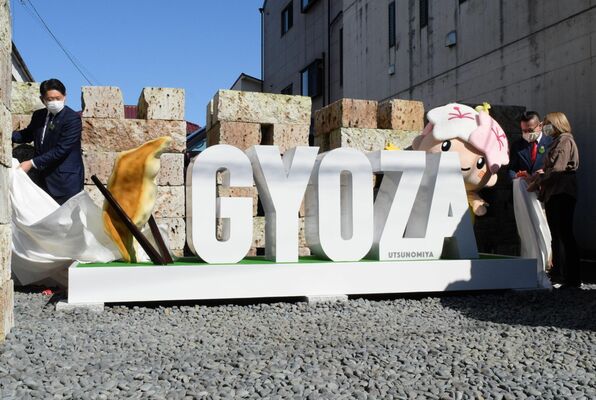 餃子通りに設置された「ＧＹＯＺＡモニュメント」