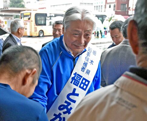 聴衆と握手する福田氏＝２日午後、ＪＲ小山駅前