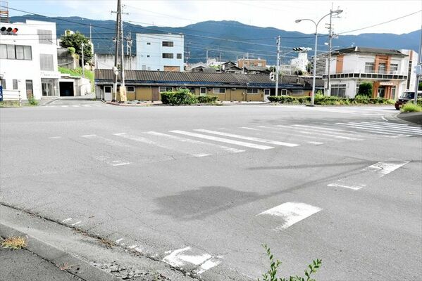 白線が薄くなっている四国中央市内の幹線道路の横断歩道＝９月７日撮影（ナンバープレートを画像加工しています）