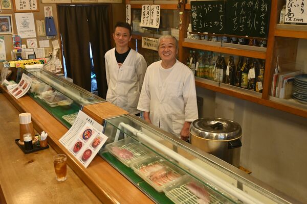 河又憲男さん（右）、義彦さん親子