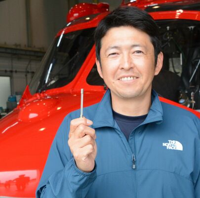 「４ミリの絆」を象徴するワイヤーで作られたストラップ