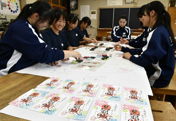 消しゴムはんこを押し御城印を完成させる黒羽中生