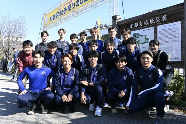 餃子祭りでボランティアをした宇都宮大サッカー部
