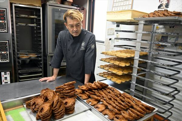 焼き上がったソフトラスクをチェックする藤原さん