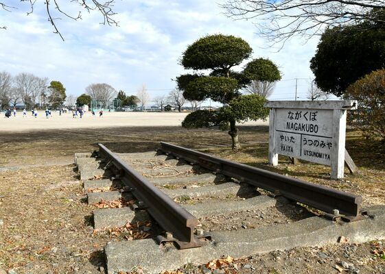 押上小にある駅名標と線路