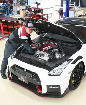 展示される車両を確認する野澤さん
