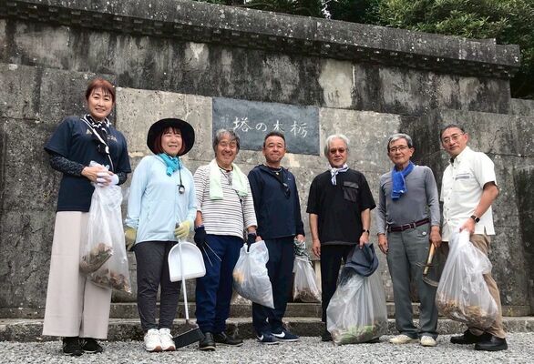 「栃木の塔」の清掃活動に取り組んだ栃の葉会のメンバーら＝14日午前、沖縄県糸満市（同会提供）
