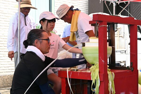かんぴょうむきを体験する来場者