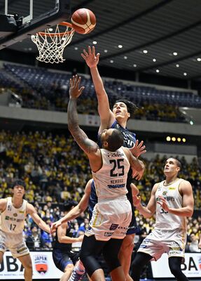 第３クオーター２分、ブレックスのニュービル（中央）がシュートを防がれる＝代々木第一体育館、森田大地撮影