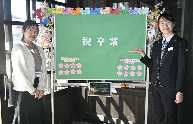 寄せ書きを呼びかける市観光協会ＳＬ観光アテンダントの稲葉さん（右）と松澤さん