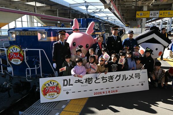 DL大樹と記念撮影する来場者