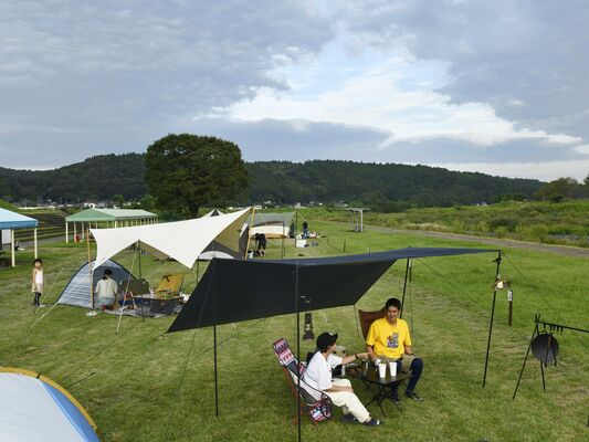 タープを張ってくつろぐ利用客