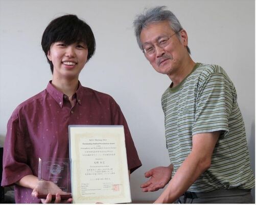 日本地球惑星科学連合２０２３年大会の大気水圏科学セクションで研究内容を発表し、学生優秀発表賞を受賞した天野さん（左）と立花教授（三重大提供）
