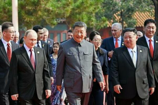 　抗日戦争勝利８０年記念行事に出席した中国の習近平国家主席（中央）とロシアのプーチン大統領（左）、北朝鮮の金正恩朝鮮労働党総書記＝３日、北京（タス＝共同）