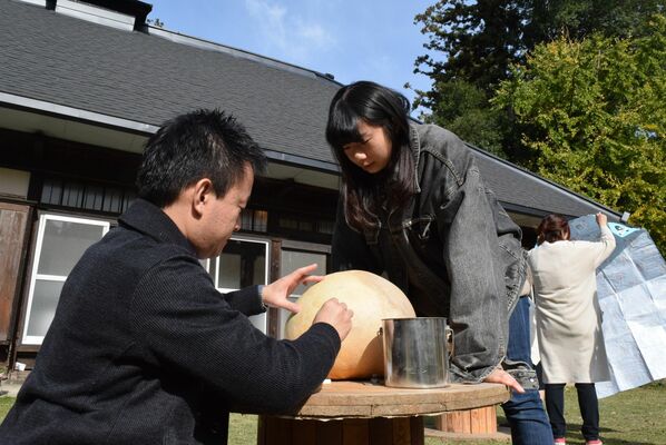 ふくべランプ作りを体験する参加者