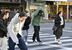 冷たい強風にフードを被るなど寒さをこらえて歩く通行人＝13日午後３地３０分、宇都宮市馬場通り１丁目