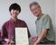 日本地球惑星科学連合２０２３年大会の大気水圏科学セクションで研究内容を発表し、学生優秀発表賞を受賞した天野さん（左）と立花教授（三重大提供）