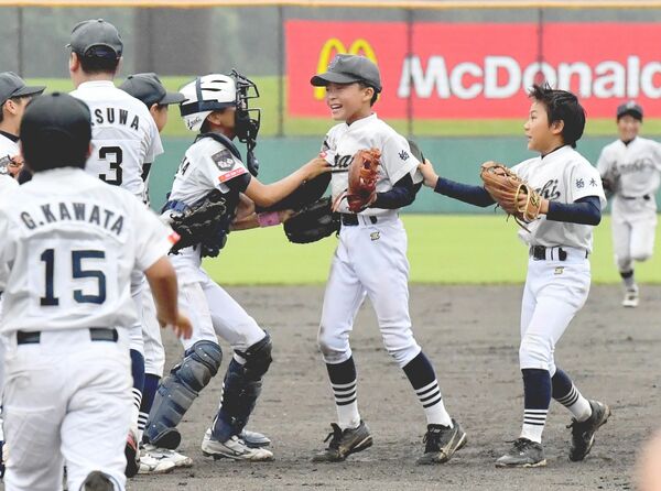 優勝を決め、マウンドの中嶋凌（中央）に駆け寄る旭町学童（小山）ナイン＝システム興産スタジアム
