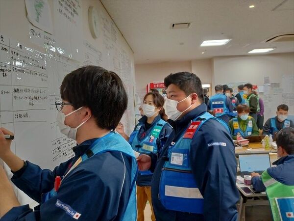 被災地で支援活動を行うＤＰＡＴの３人＝８日午後、石川県七尾市（県立岡本台病院提供）