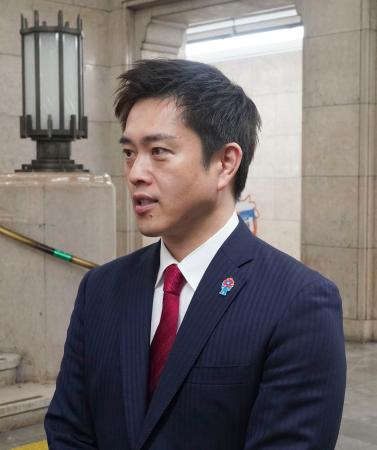 　大阪府庁で取材に応じる日本維新の会の吉村代表＝６日夜