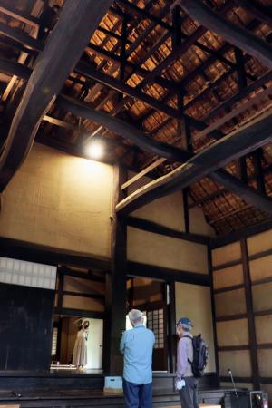 世田谷代官屋敷。屋根を支える木組みの梁は迫力がある=東京都世田谷区
