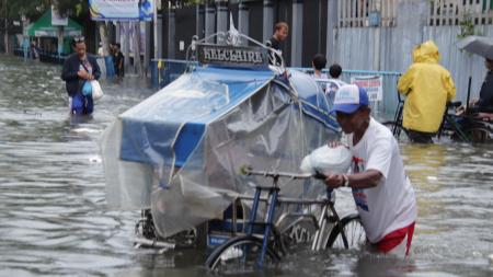 　大雨で冠水したマラボン市内の道路＝７月２４日