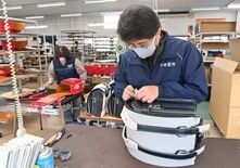 ランドセル色とりどり　上三川の老舗工場で生産進む【動画】