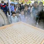 食べ比べに行列、鹿沼で「シウマイ博覧会」　320個を一度に蒸し上げ歓声