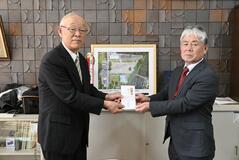 ゴルフでの浄財 ２小学校に寄付