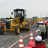 建設現場の作業に興味津々　下野スマートICを児童ら140人が見学