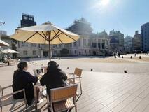 【Tokyo とことこ散歩】朝の街、築地で元気を注入 オリエンタルな寺院と市場