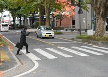 手を挙げたほうが車は止まる？　信号のない横断歩道で確かめると…