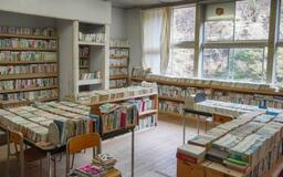 四国山地の隠れ里、廃校の中に並ぶ大量の本