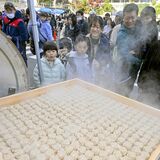 食べ比べに行列、鹿沼で「シウマイ博覧会」　320個を一度に蒸し上げ歓声