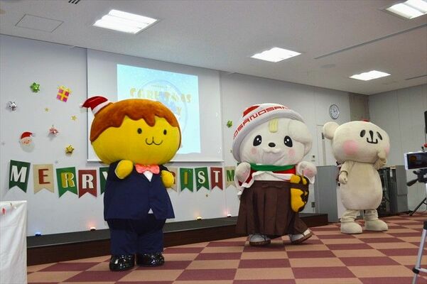 「おやまくま」と「ポテくまくん」と共にダンスを披露するさのまる