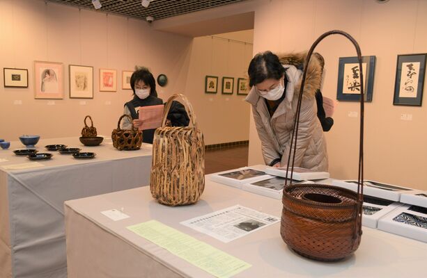 県文化協会を支援しようと、本県を代表する作家らの作品が並ぶ会場