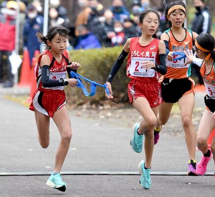 女子　区間新の走りでトップでたすきをつなぐ「よろしく真岡です」の１区・萩原花（左から２人目）。２区・萩原汐（左端）も区間新の快走を見せた＝那須野が原公園特設コース