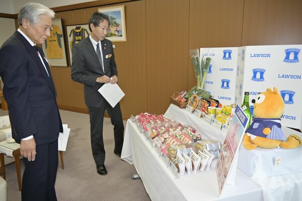「栃木美味しいもの巡り」で販売する商品を眺める福田知事（左）＝５日午後、県庁