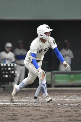 ５回、宇工の黒崎が右前適時打を放ち１点を返す＝横浜市のサーティーフォー保土ケ谷球場、鈴木航撮影