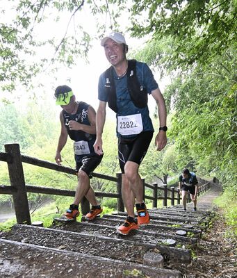 三毳山を駆け抜ける参加者