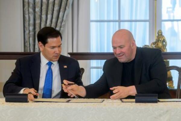 11日、米ワシントンで覚書に署名するルビオ国務長官(左)と総合格闘技団体「UFC」のダナ・ホワイトCEO(AP=共同)