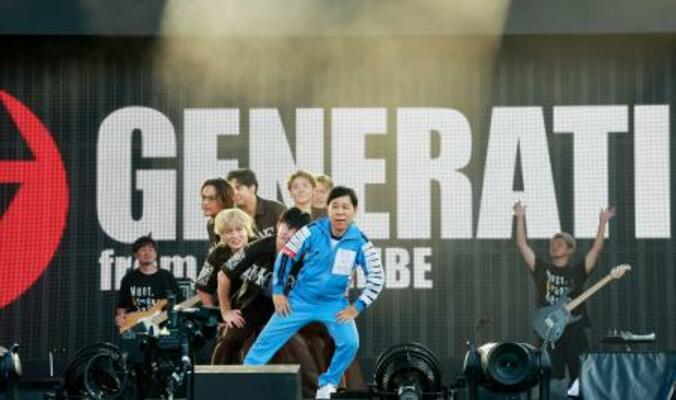 　ＧＥＮＥＲＡＴＩＯＮＳと踊る岡村隆史（手前）＝東京都調布市