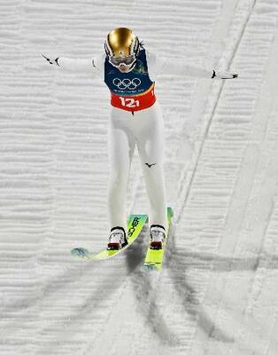 　混合団体　２回目の飛躍で着地を決める丸山希＝プレダッツォ（共同）