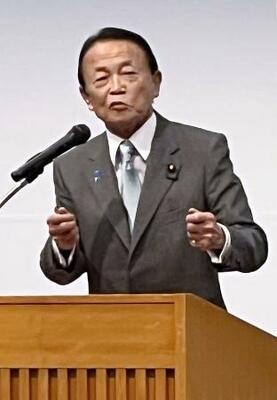 　東京都内で開かれた会合であいさつする自民党の麻生太郎副総裁＝１１日午後