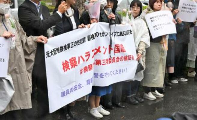 　検察内のハラスメント被害の調査と検証のため、法務省前で第三者委員会の設置を求める女性検事ら＝３１日午後、東京・霞が関